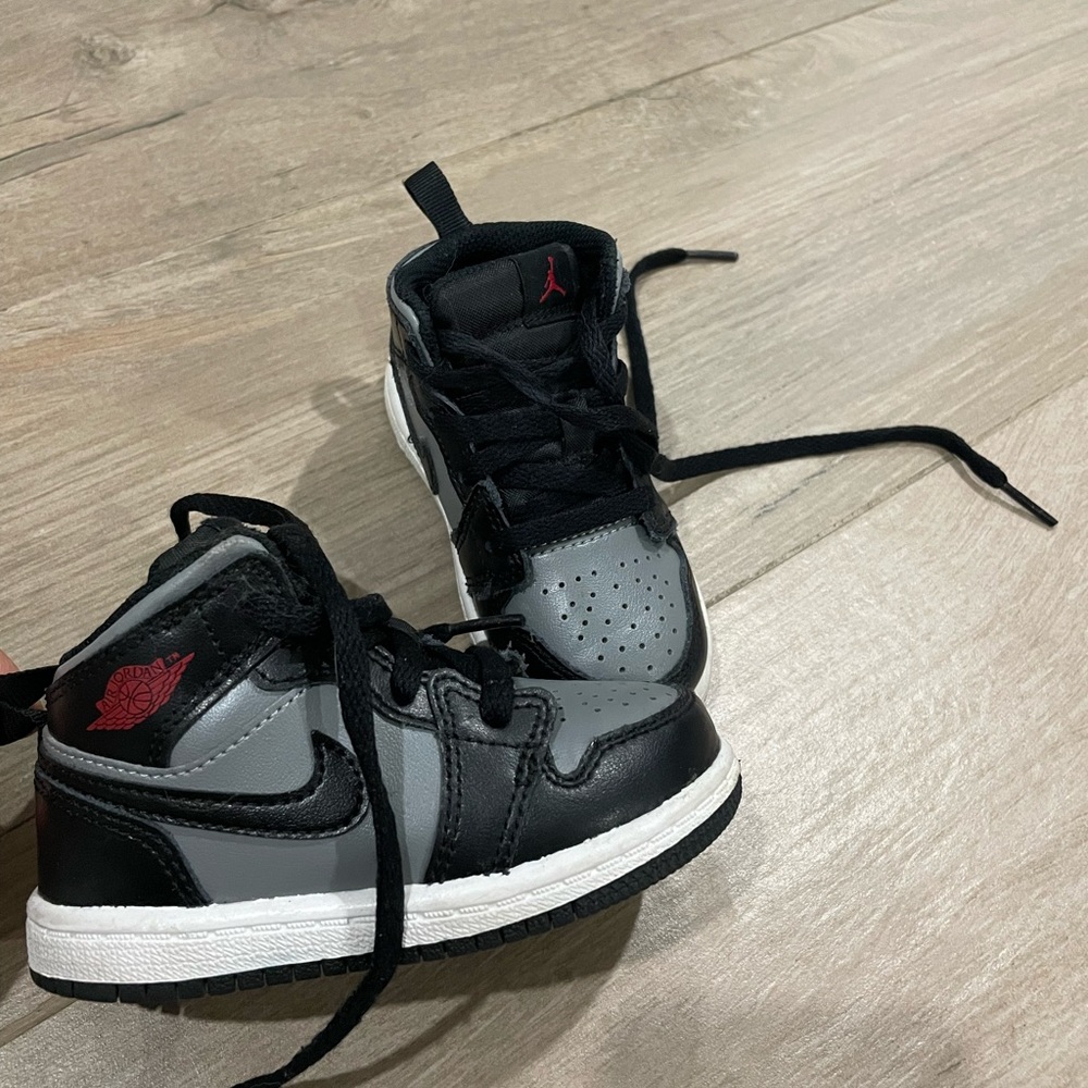 Nike Air Jordan 1 Mid Shoes